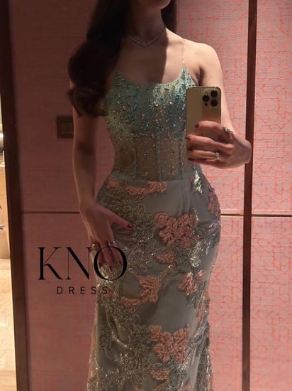 فستان تل فاخر مع ورود ثري دي وشك يدوي بتصميم أنثوي ساحر