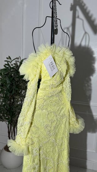 فستان دانتيل شك أصفر بتفاصيل تل مكرمش