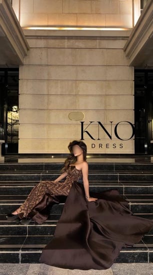 فستان سهرة ميكادو بني فاخر مع شك مموج – تصميم ملكي