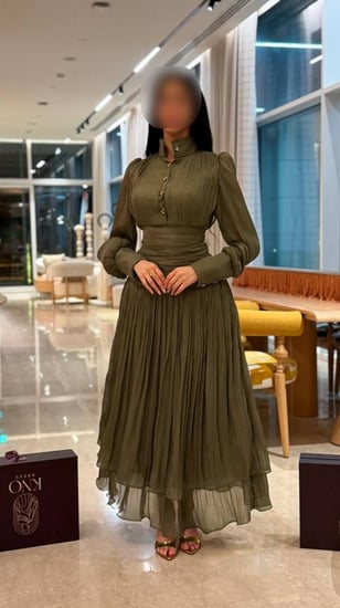 فستان كرنكل أنيق بأزرار فاخرة… لمسة كلاسيكية بروح عصرية