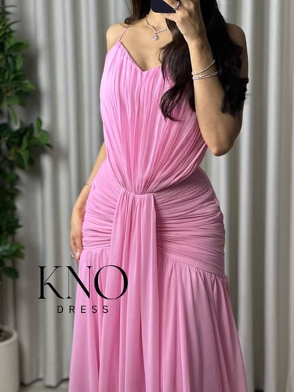 فستان جورجيت وردي فاخر بتصميم انسيابي أنيق