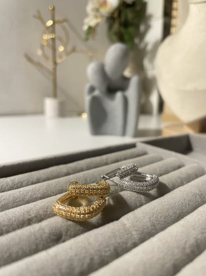 حلق فضي وذهبي