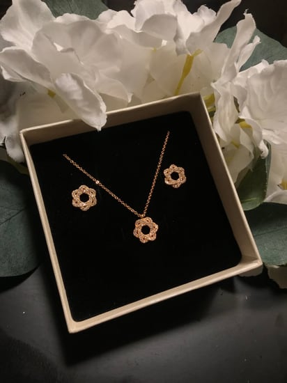 طقم اكسسوار ذهبي وفضي