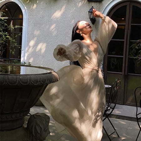 فستان شيفون ماكسي كوري كلاسيك بفتحة رقبة A ، أكمام طويلة ، لون بيج