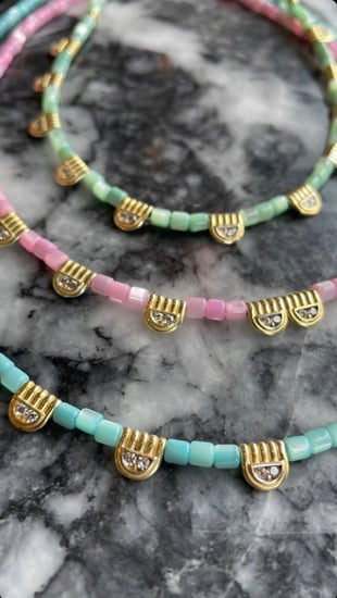 عقد حجر وردي