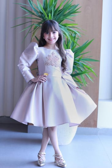 فستان  بزينة على الصدر