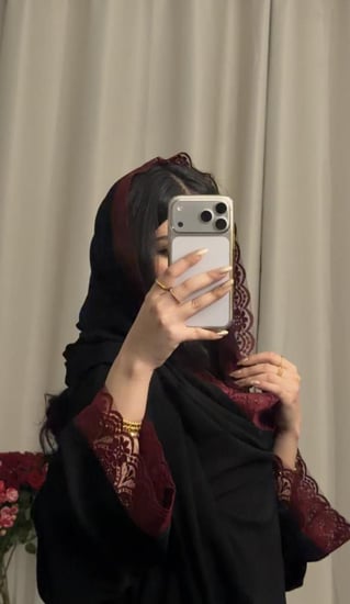 عبايه( N93 ) سودا مع دانتيل عنابي