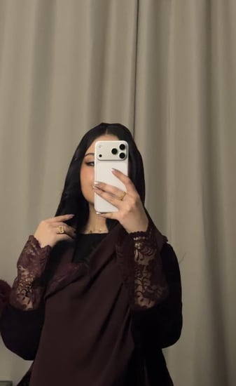 عبايه ( N94 ) مخمل وكسرات دانتيل عنابي