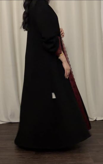 عبايه( N93 ) سودا مع دانتيل عنابي