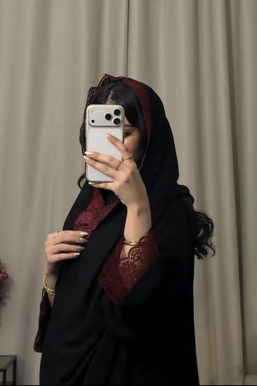 عبايه( N93 ) سودا مع دانتيل عنابي