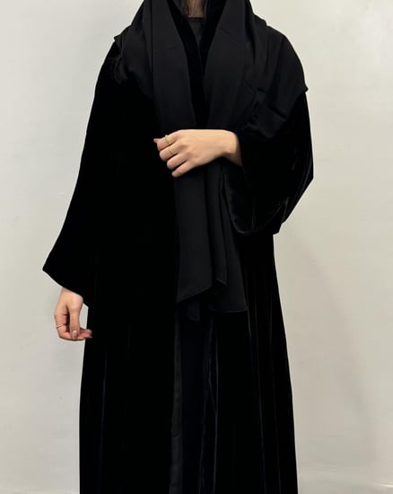 عبايه (N31) مخمل اسود