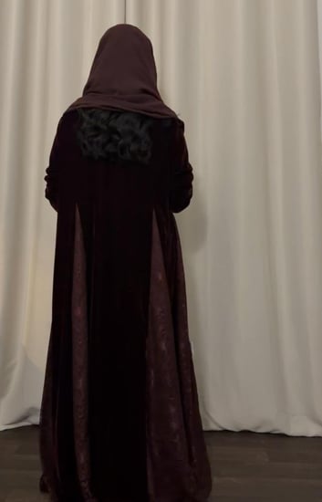 عبايه ( N94 ) مخمل وكسرات دانتيل عنابي
