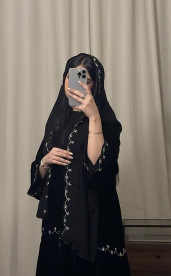 عبايه ( N84 ) شك فضي طبقات كلوش