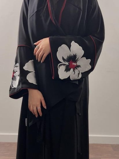 عبايه (N39) تطريز ورد