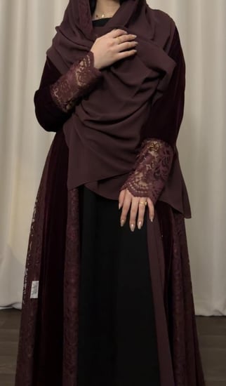 عبايه ( N94 ) مخمل وكسرات دانتيل عنابي