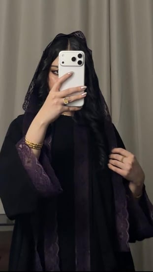 عبايه( N96 ) سودا مع دانتيل بنفسجي