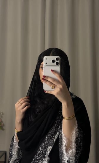 عبايه( N102 ) دانتيل اسود و ابيض