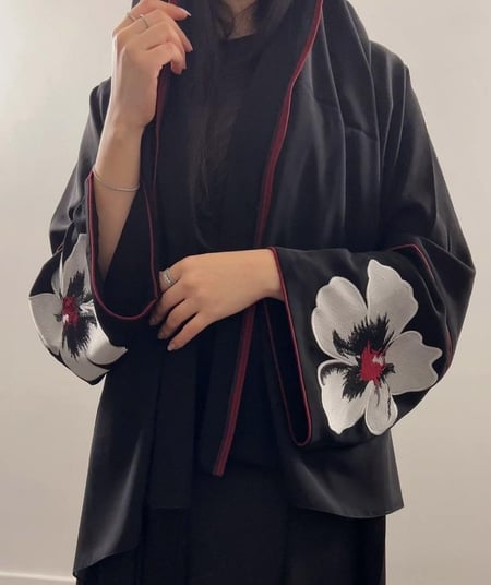 عبايه (N39) تطريز ورد