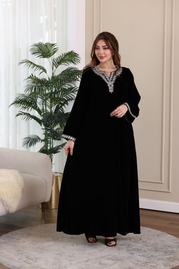 جلابية مخمل بتطريز كمبيوتر في الصدر والظهر وإضافة الفصوص بالشك اليدوي