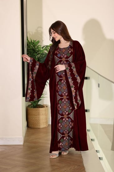 جلابية مخمل كويتية بتطريز قصب وأكمام فرنسية