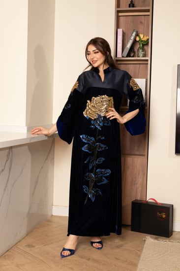 جلابية مخمل ممزوجة بخامة التفتة في الصدر وتطريز من الامام