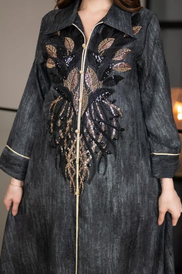 جلابية بكلفة مطرزة في الصدر ورقبة قلاب