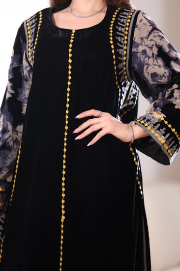 جلابية مخمل أنيقة بأكمام موردة مخمل