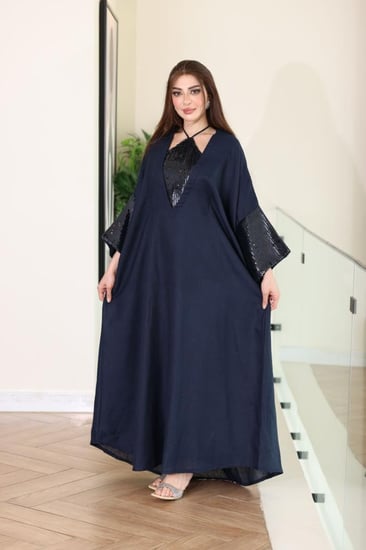 جلابية لينن ممزوجة بالترتر اللماع في الصدر والاكمام بحزام داخلي مخفي