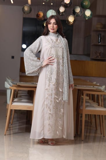 جلابية شيفون مطرزة بإضافة الريش مع اكمام ووشاحين من الترتر المخرم