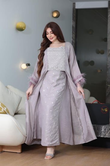 جلابية لينن قطعتين متصلة بتطريز كمبيوتر وريش في الاكمام