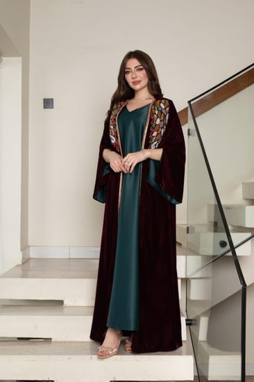 جلابية مخمل قطعتين بتطريز شك في الصدر وبطانة ساتان