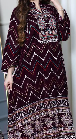 جلابية مخمل بتطريز تراثي أنيق
