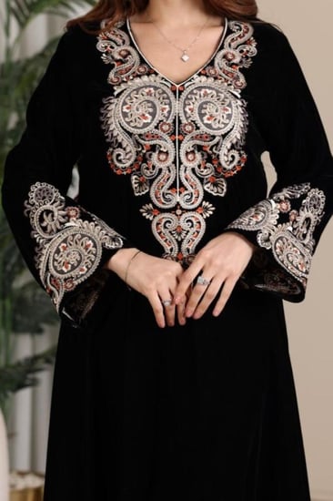 جلابية مخمل بتطريز شرقي مميز