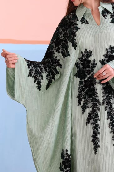 جلابية بخامة كريب مجعد برقبة قلاب ممزوجة بكلفة مخمل مطرزة