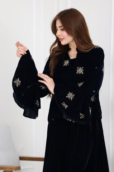 جلابية مخمل قطعتين بجاكيت مطرز ترتر وكم فرنسي