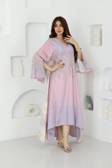 جلابية بخامة قطن سويسري وتطريز ممزوج بالكرستالات وتدرج الوان في الخلف