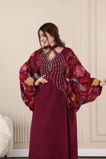 جلابية باربي بتطريز شك في الصدر وأكمام شيفون مورد بحزام داخلي مخفي