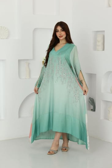 جلابية بخامة قطن سويسري وتطريز ممزوج بالكرستالات وتدرج الوان في الخلف