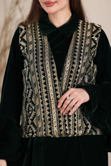 جلابية مخمل قطعتين بجاكيت مطرز كمبيوتر وكم فرنسي