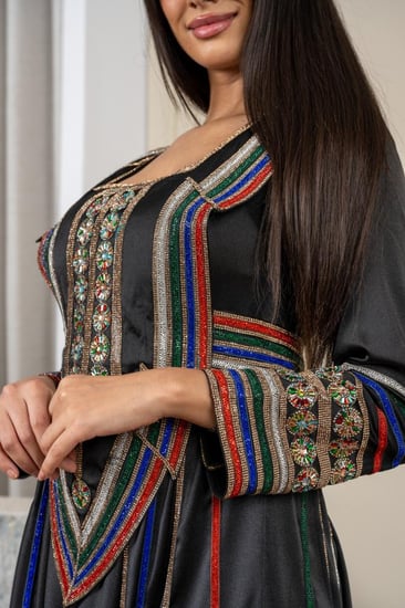 جلابية راقية بتطريز عسيري لهوية اليوم الوطني