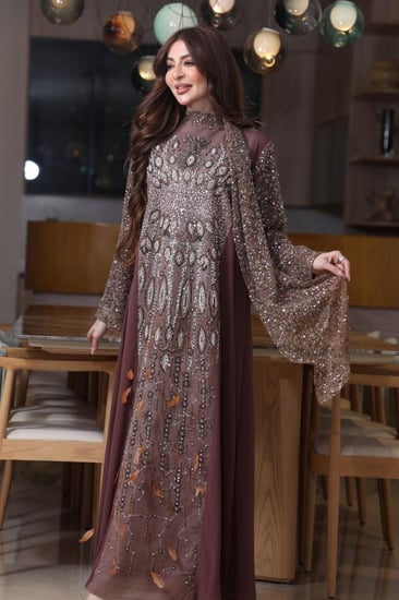 جلابية شيفون مطرزة بإضافة الريش مع اكمام ووشاحين من الترتر المخرم