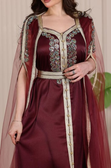 قفطان مغربي قطعتين من الساتان والتل المطرز بالكرستال