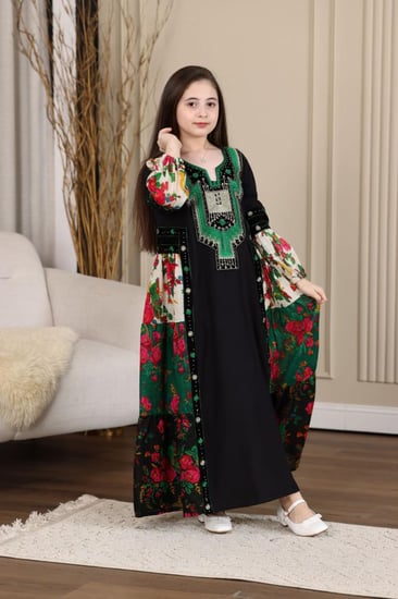 جلابية كريب بناتية بتطريز عسيري وتداخل الكلفة الجنوبية والقماش الشالكي