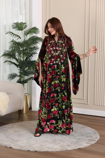 جلاية شيفون مورد مخمل بتطريز شك وكرستال في الصدر