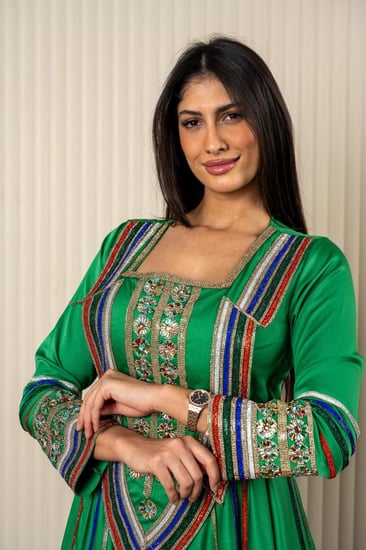 جلابية راقية بتطريز عسيري لهوية اليوم الوطني