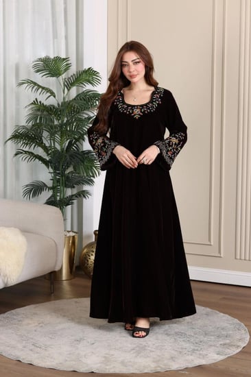 جلابية مخمل بتطريز شك يدوي في الرقبة والاكمام