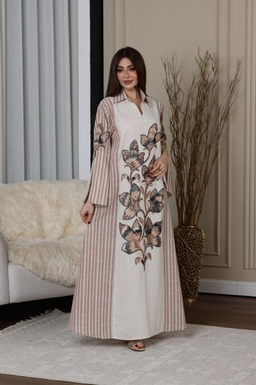 جلابية ليين مقلمة برقبة قلاب وكلفة مطرزة من الامام والاكمام