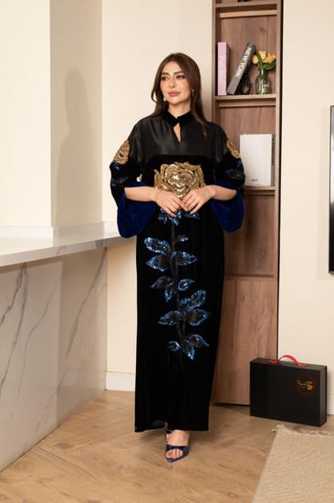 جلابية مخمل ممزوجة بخامة التفتة في الصدر وتطريز من الامام