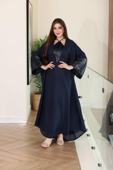 جلابية لينن ممزوجة بالترتر اللماع في الصدر والاكمام بحزام داخلي مخفي