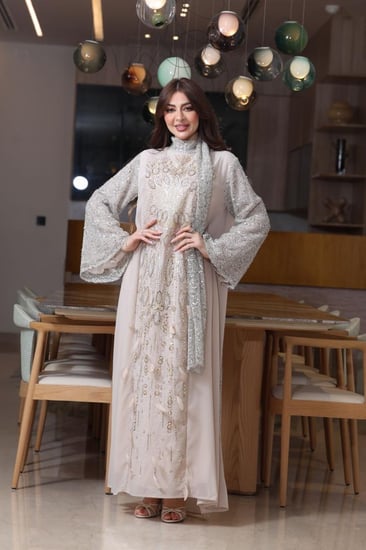 جلابية شيفون مطرزة بإضافة الريش مع اكمام ووشاحين من الترتر المخرم